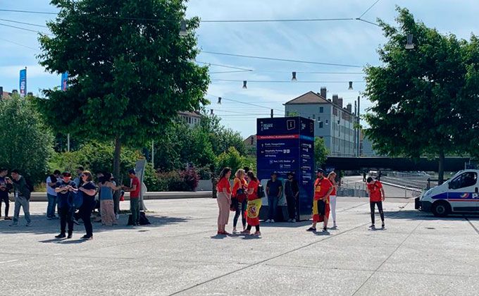  Aficionados en los alrededores del estadio de Océane.