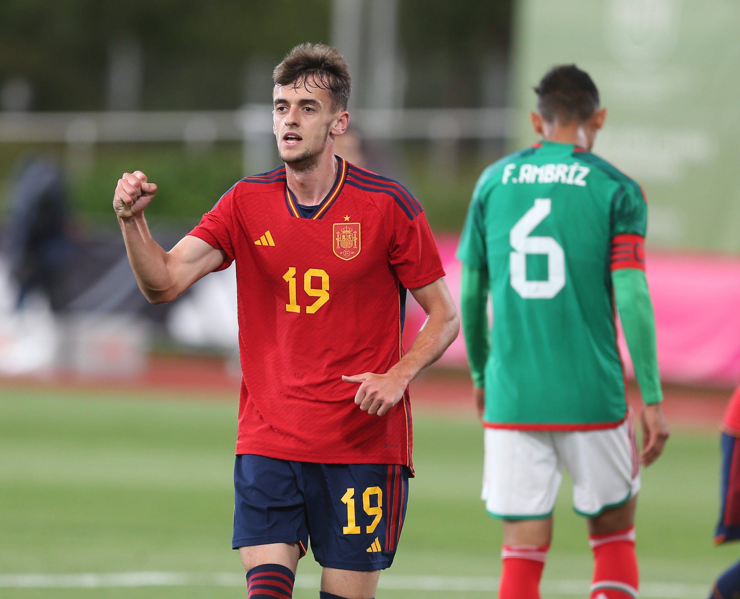 Aimar Oroz, jugador del CA Osasuna al que quiere el Athletic Club, celebra su gol en el España-México sub 21.