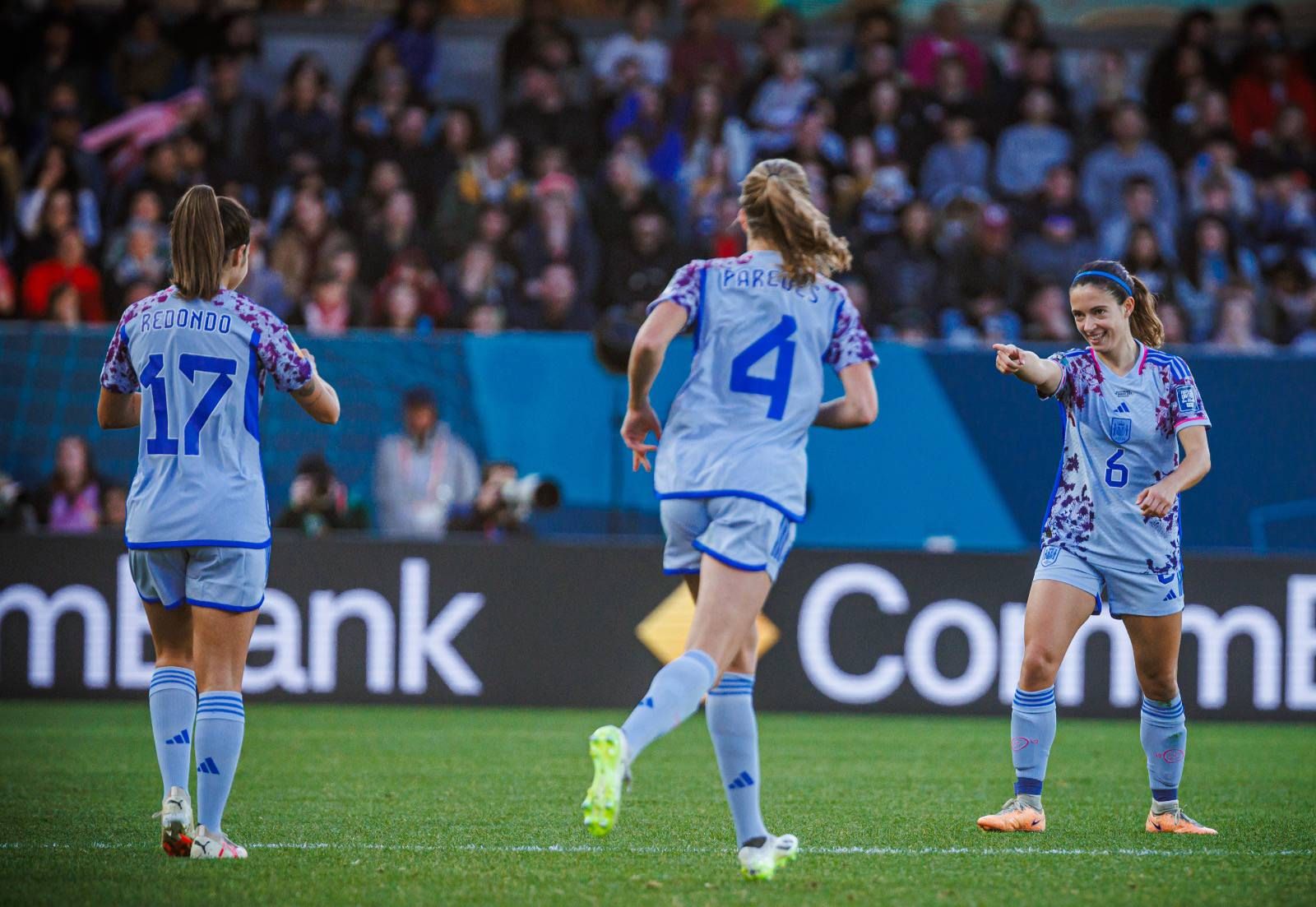  Aitana Bonmatí celebra uno de sus goles con Alba Redondo (FOTO: Cordón Press).