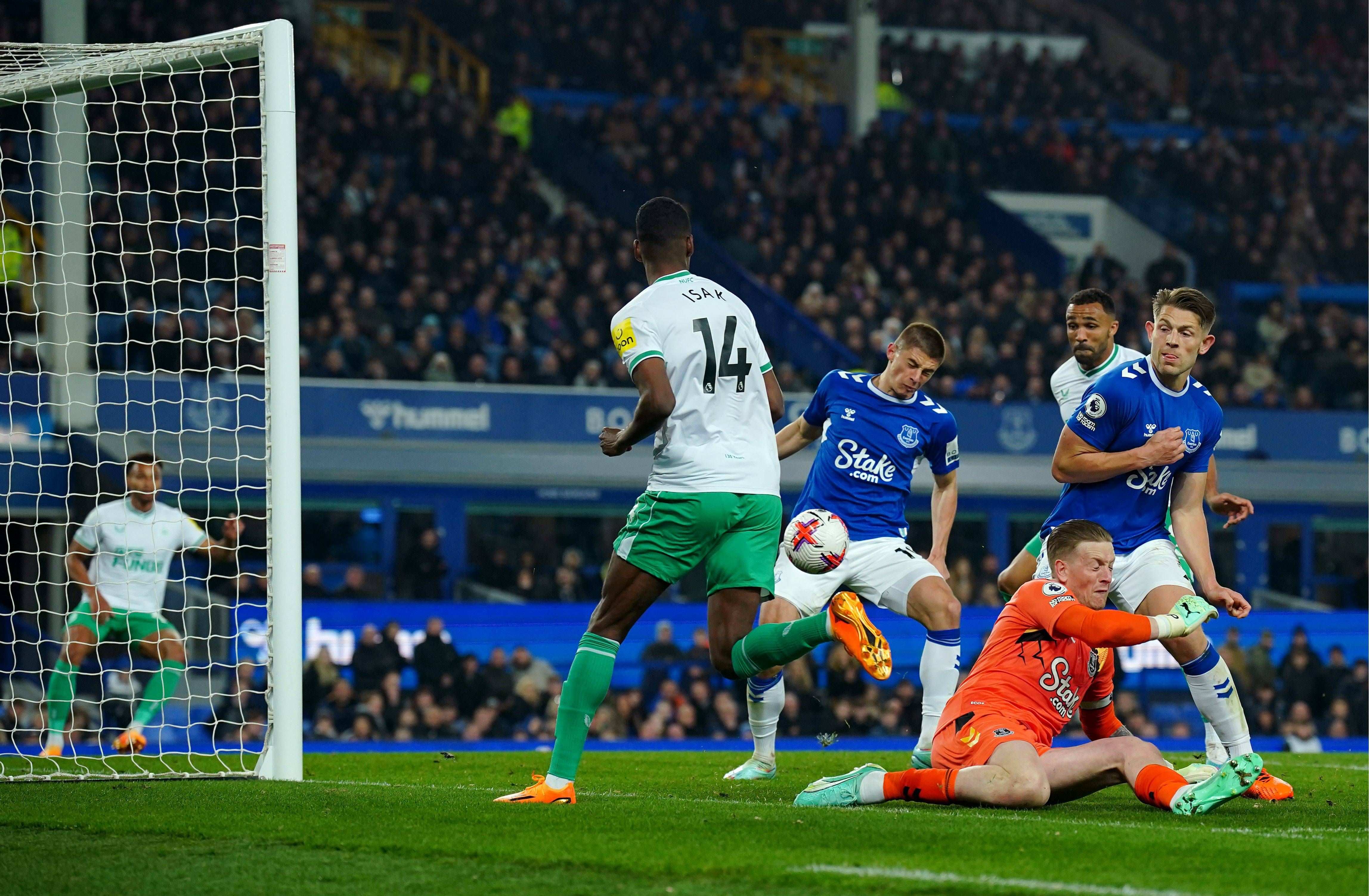 Aleksander Isak asistiendo para su compañero Murphy.