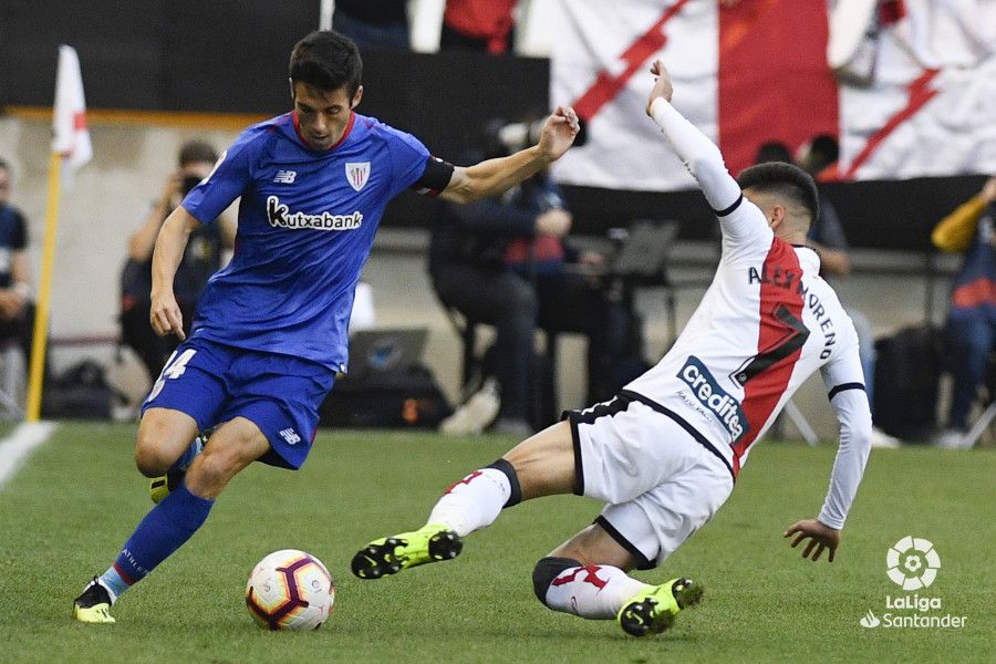 Álex Moreno trata de robar un balón a Susaeta.