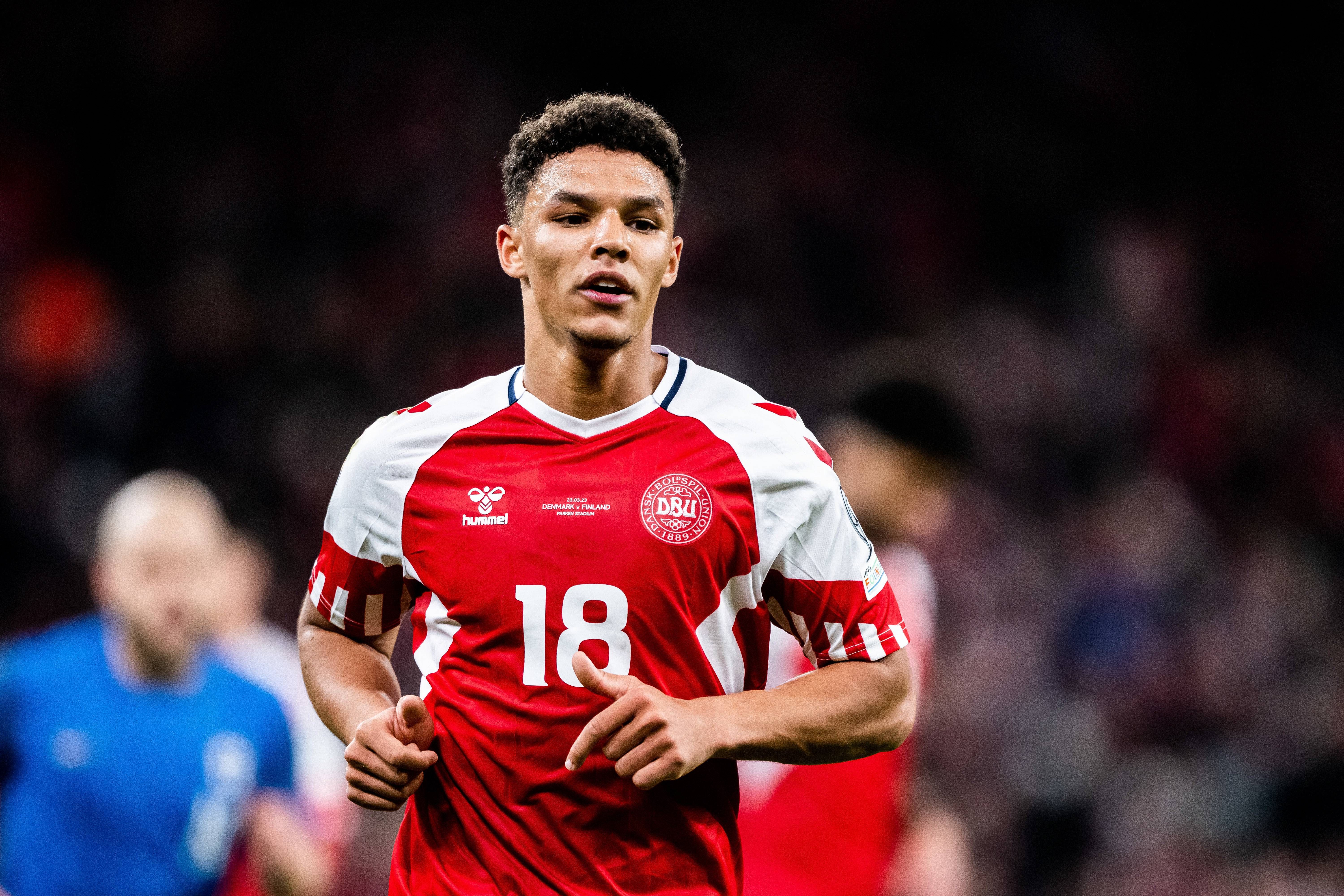 Alexander Bah, en un partido con Dinamarca (Foto: Cordon Press).