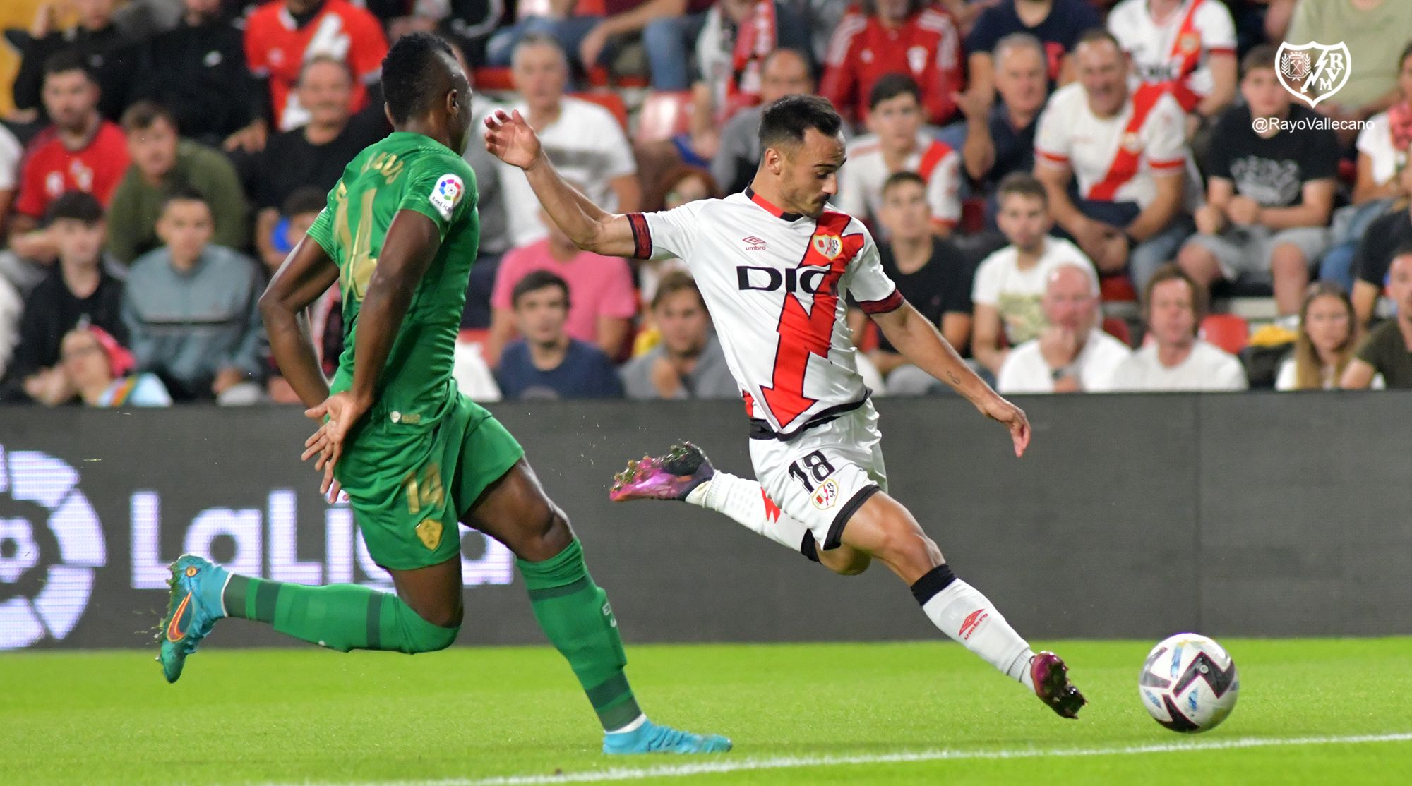 Álvaro García dispara durante el Rayo-Elche (Foto: RVM).