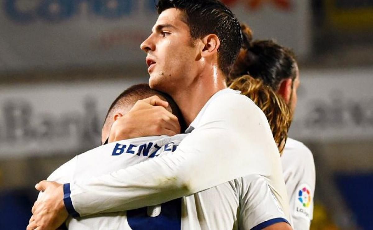 Álvaro Morata abraza a Karim Benzema en la 16/17 con el Real Madrid.