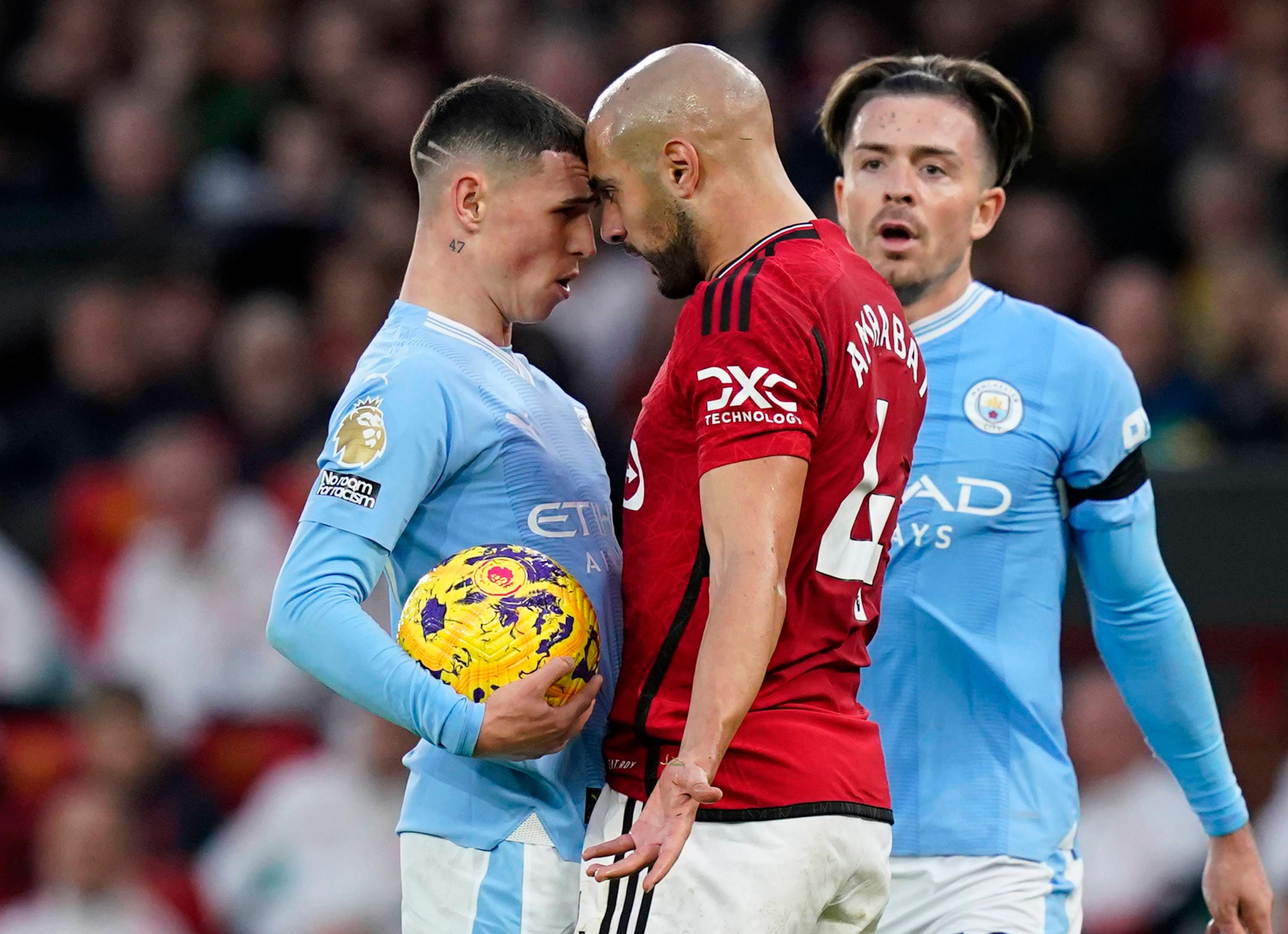 Ambrabat y Foden se enfrentan en el derbi de Manchester.