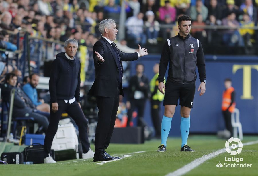  Ancelotti, en la banda de La Cerámica durante el Villarreal-Real Madrid.