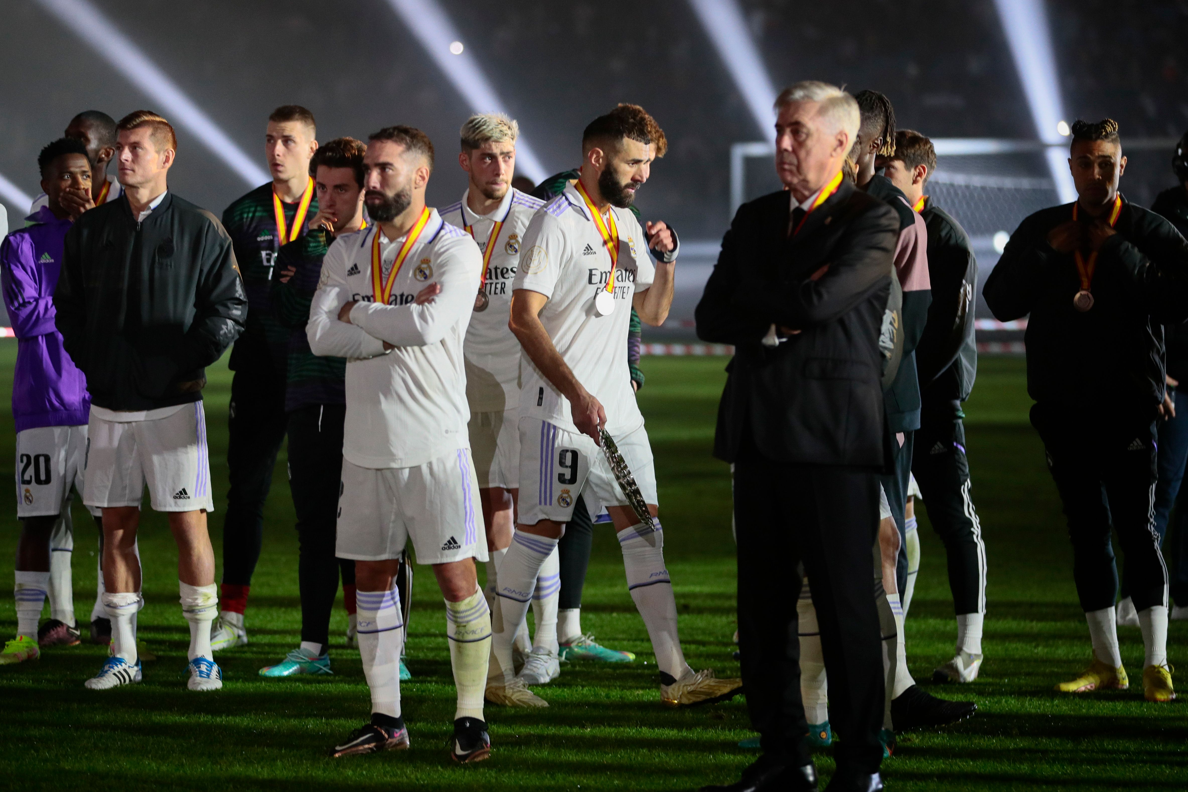 Ancelotti y los jugadores del Real Madrid presencian la entrega de la Supercopa al Barcelona (Foto: