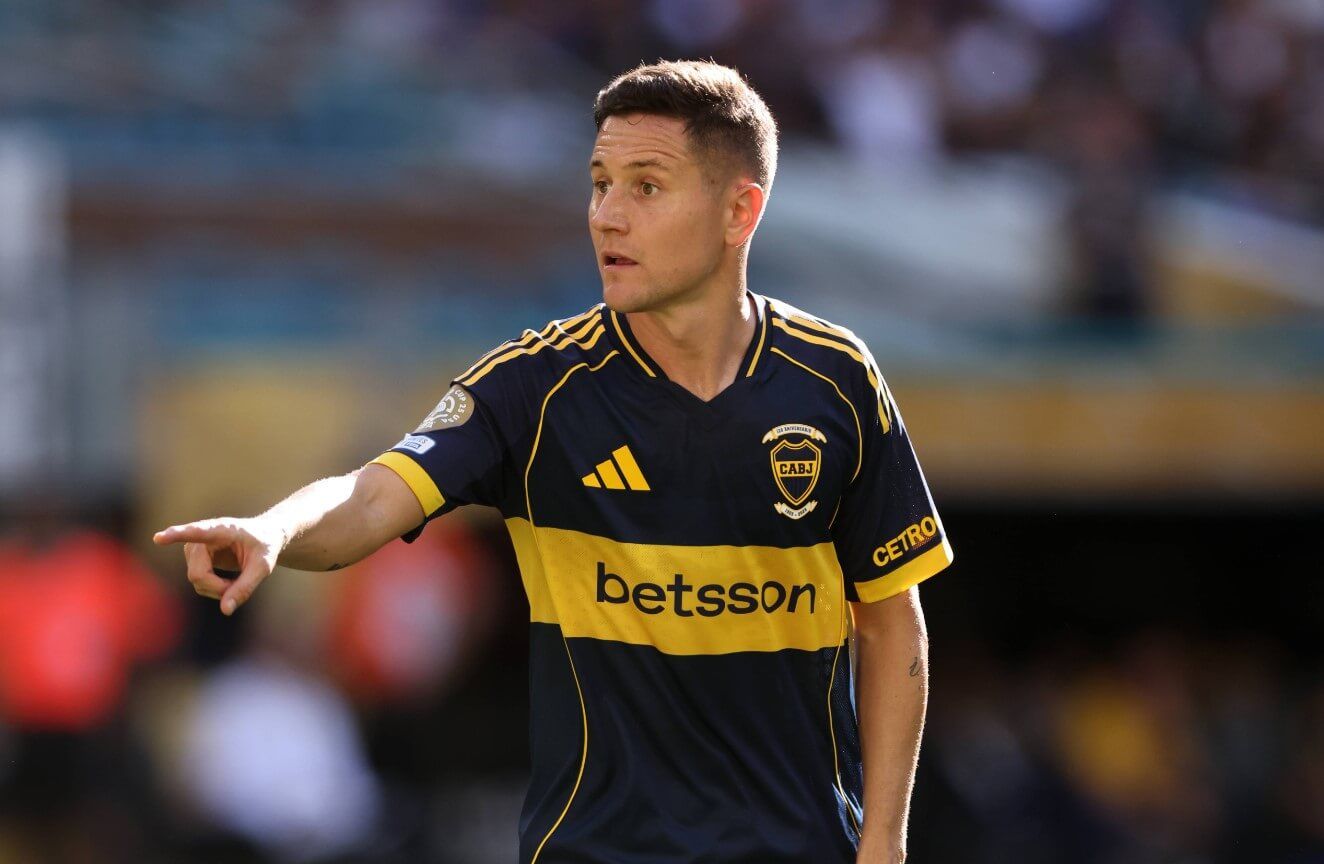 Ander Herrera da instrucciones en el Boca Juniors-Benfica.