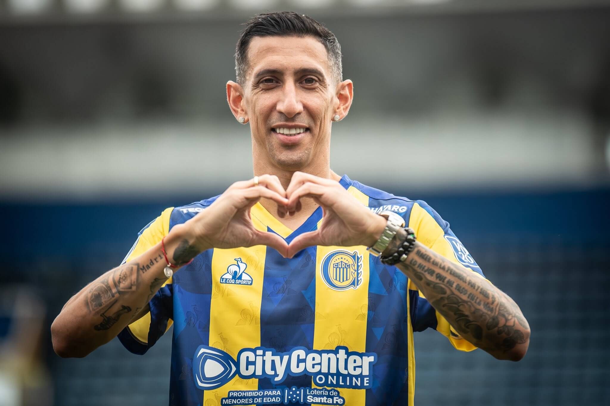  Ángel di María posa en su presentación con Rosario Central.