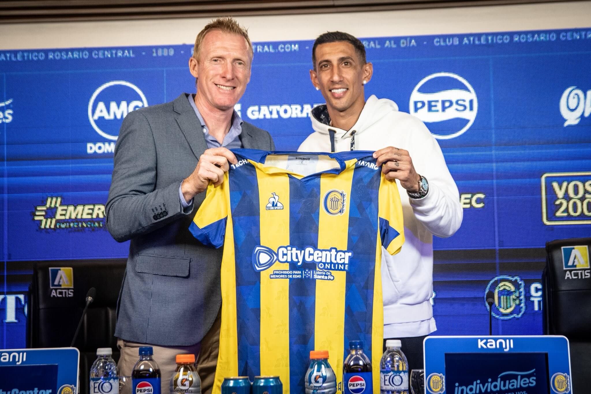  Ángel di María posa en su presentación con Rosario Central.