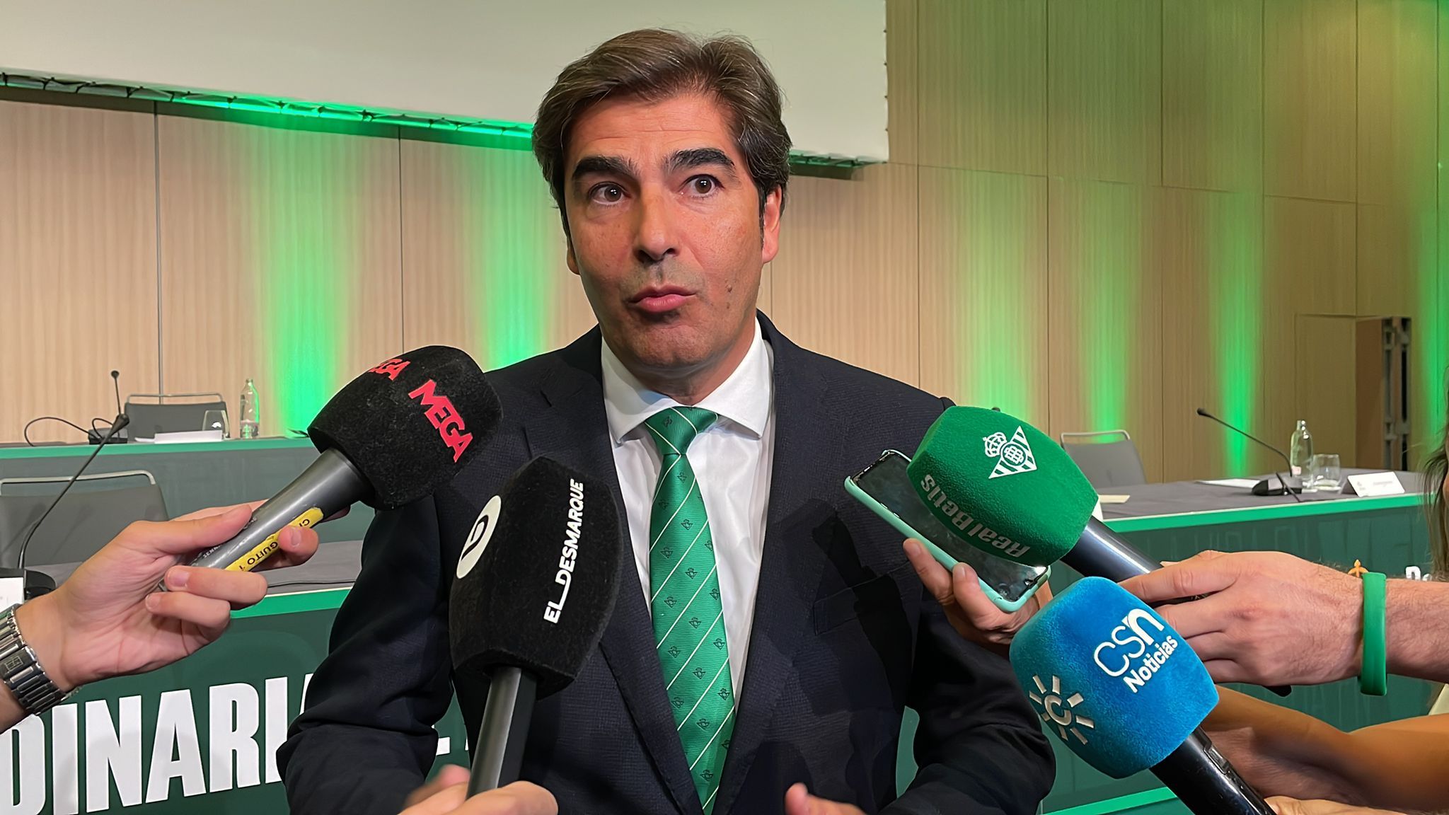 Ángel Haro, compareciendo ante los medios (Foto: Kiko Hurtado)