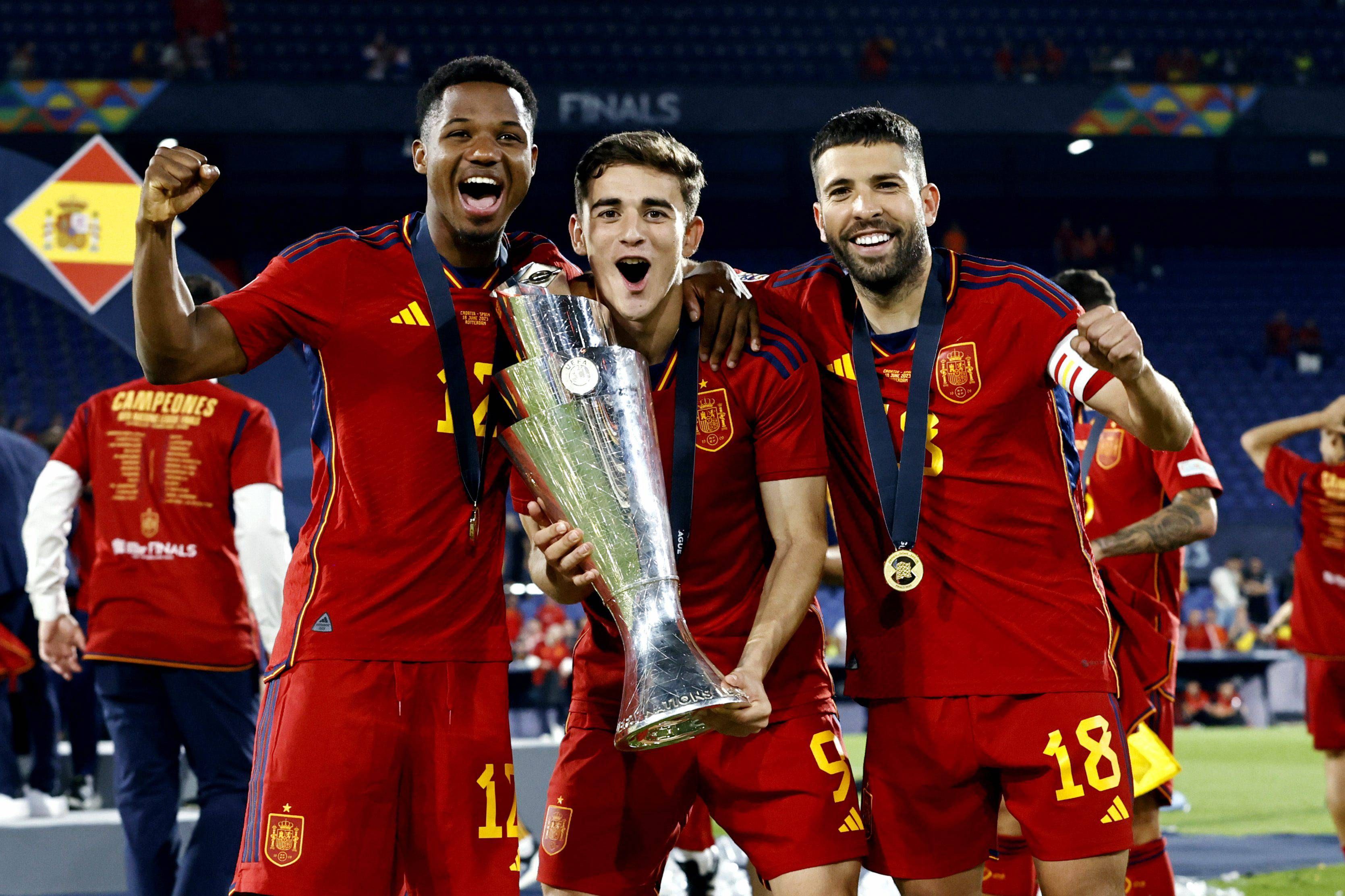 Ansu Fati, Gavi y Jordi Alba celebran la Nations League de España (Foto: Cordon Press).