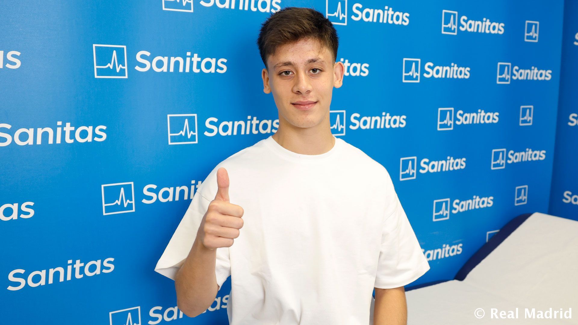 Arda Güler posa en el reconocimiento médico con el Real Madrid (Foto: RMCF).