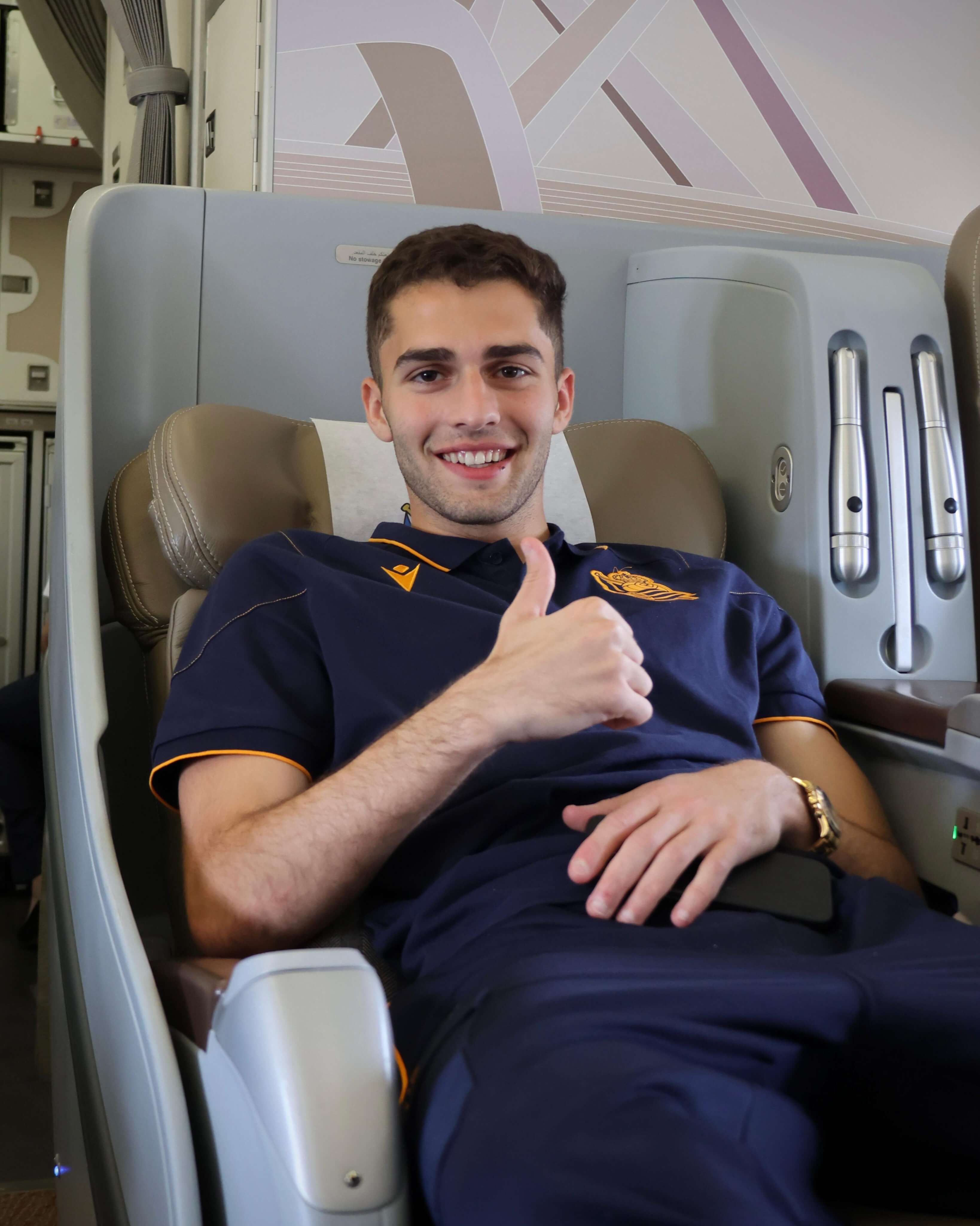 Arsen Zakharyan,en el avión con destino a Japón.
