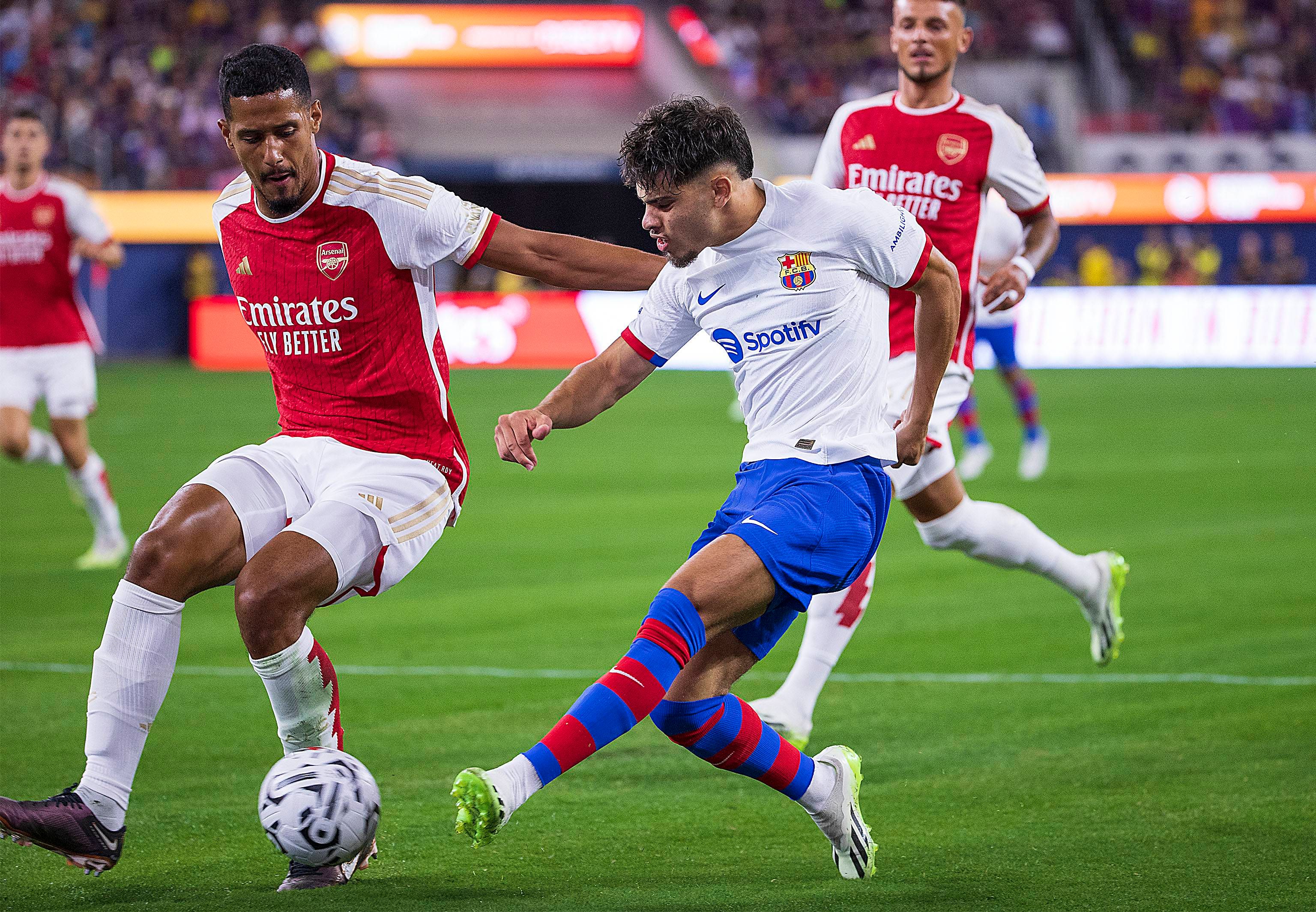 Ez Abde busca área en el Arsenal-Barcelona (Foto: Cordon Press).