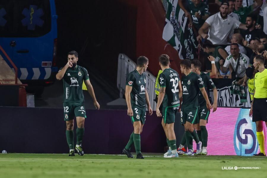 Asier Villalibre celebra un gol con el Racing en Albacete.