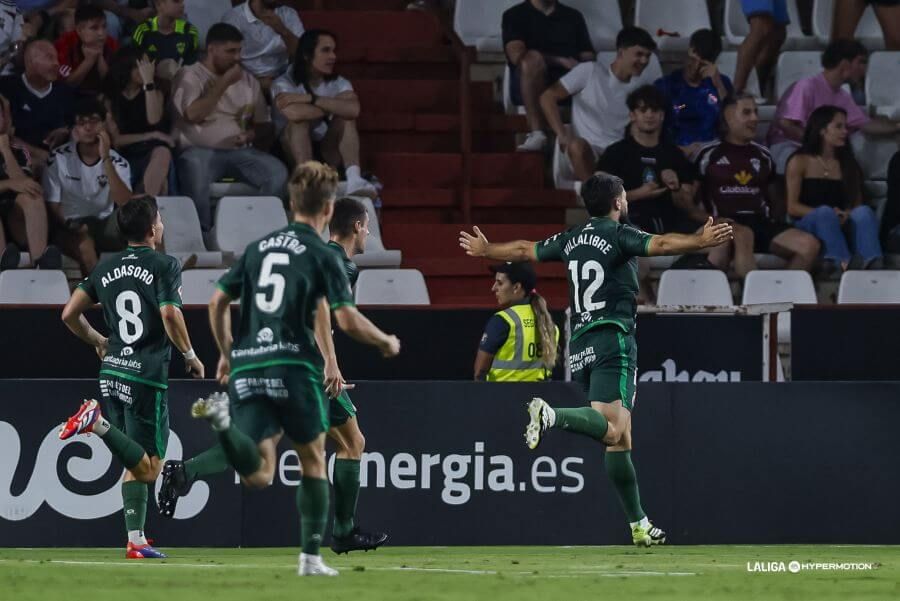  Asier Villalibre celebra un gol con el Racing en Albacete.
