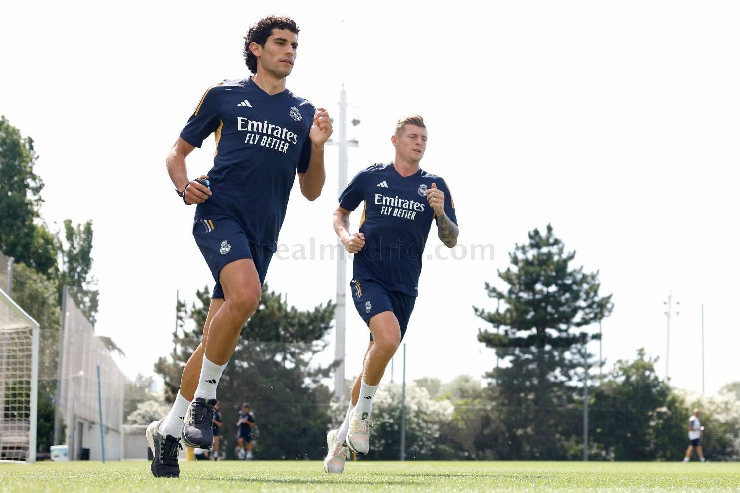Jesús Vallejo y Toni Kroos, en una sesión del Real Madrid (Foto: RM).