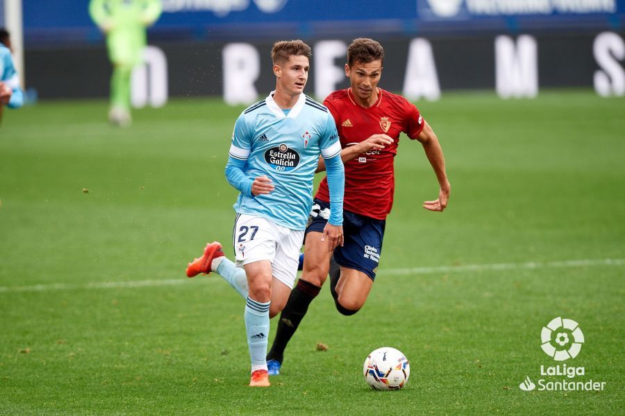 Baeza avanza con el balón ante un rival de Osasuna (Foto: LaLiga).