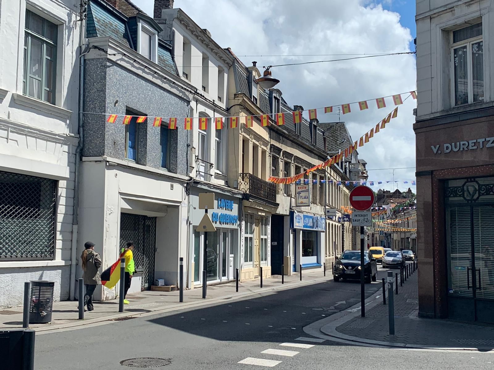  Banderas en las calles de Valenciennes.