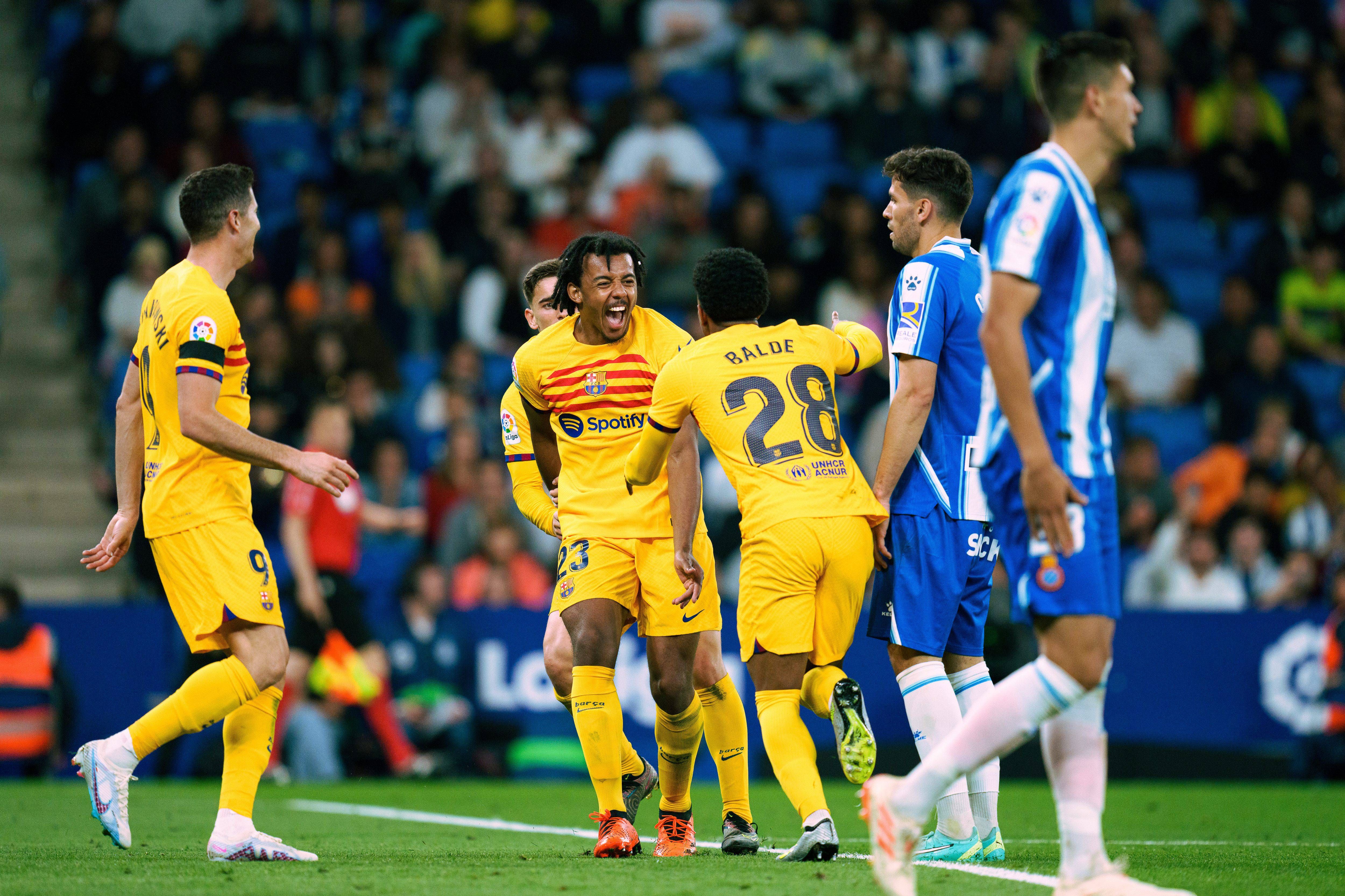  El FC Barcelona celebra su cuarto gol en el RCD Stadium frente al Espanyol.