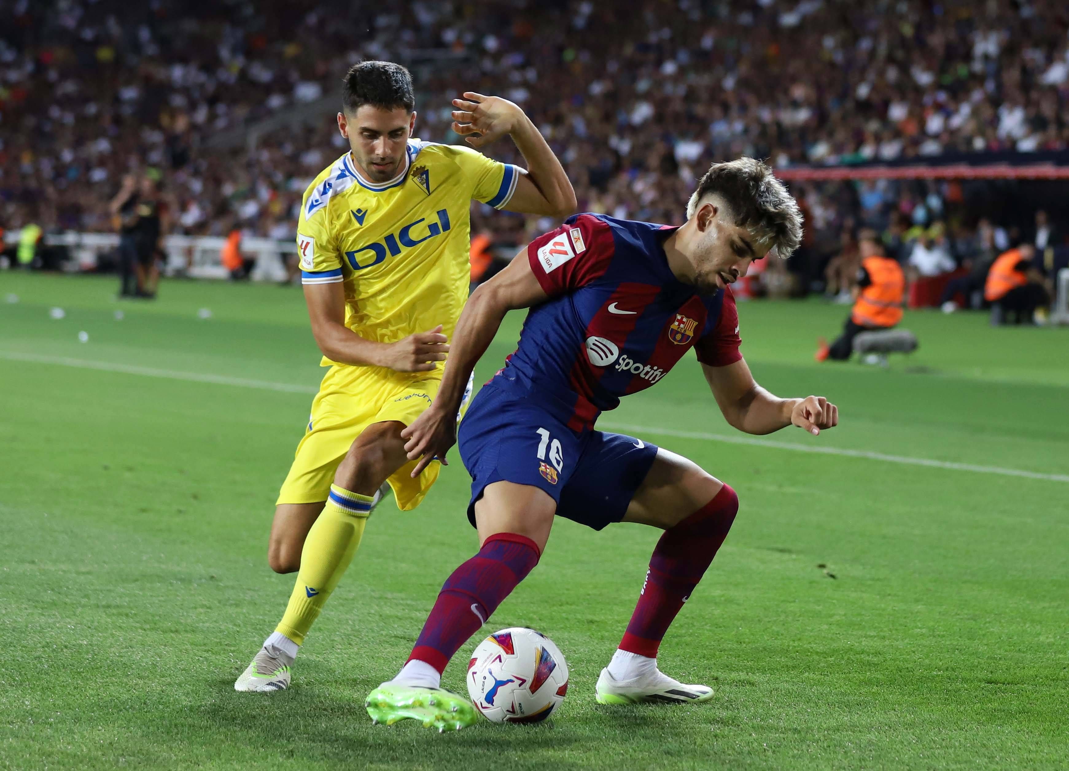 Ez Abde busca marcharse de Sobrino en el Barcelona-Cádiz (Foto: Cordon Press).