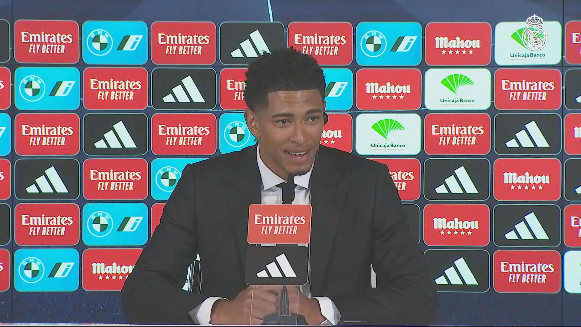 (MEDIASET) Bellingham, sorprendido con la sala de trofeos del Real Madrid