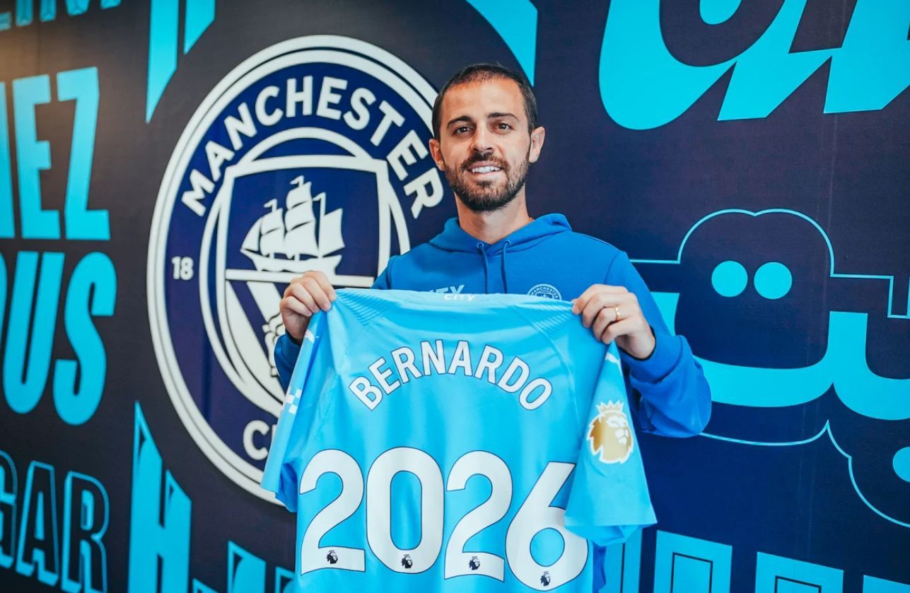 Bernardo Silva posa con la camiseta del City (FOTO: @ManCity).