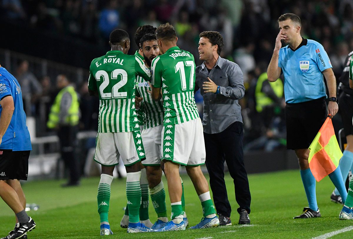 Rubi da indicaciones a sus jugadores tras el gol de Fekir.