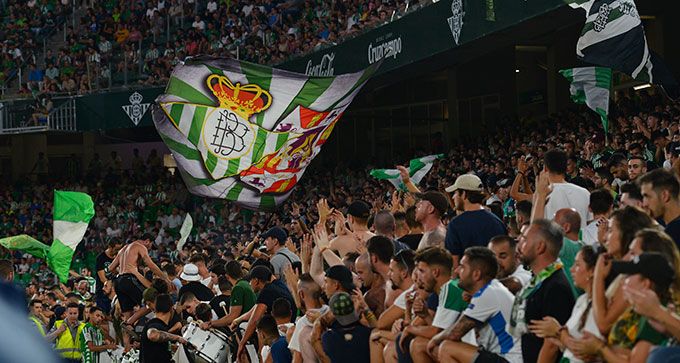  Imagen del Gol Sur, en el partido ante el Villamarín..