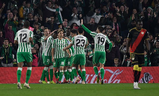 Los jugadores del Betis celebran el primer gol ante el Rayo.