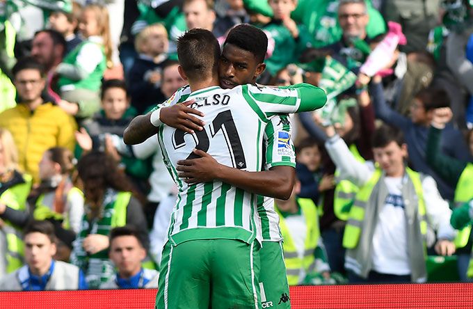  Lo Celso felicita a Junior Firpo por su gol en el Betis-Real Sociedad.
