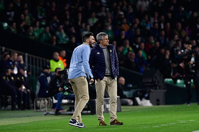  Setién y Eder Sarabia, durante el Betis-Rennes.