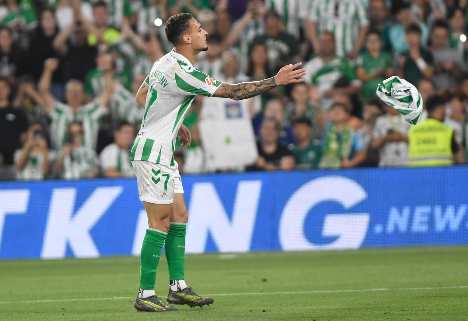 Antony recibe la camiseta de 'Antonio de Triana' tras marcar al Valencia (Foto: Kiko Hurtado).