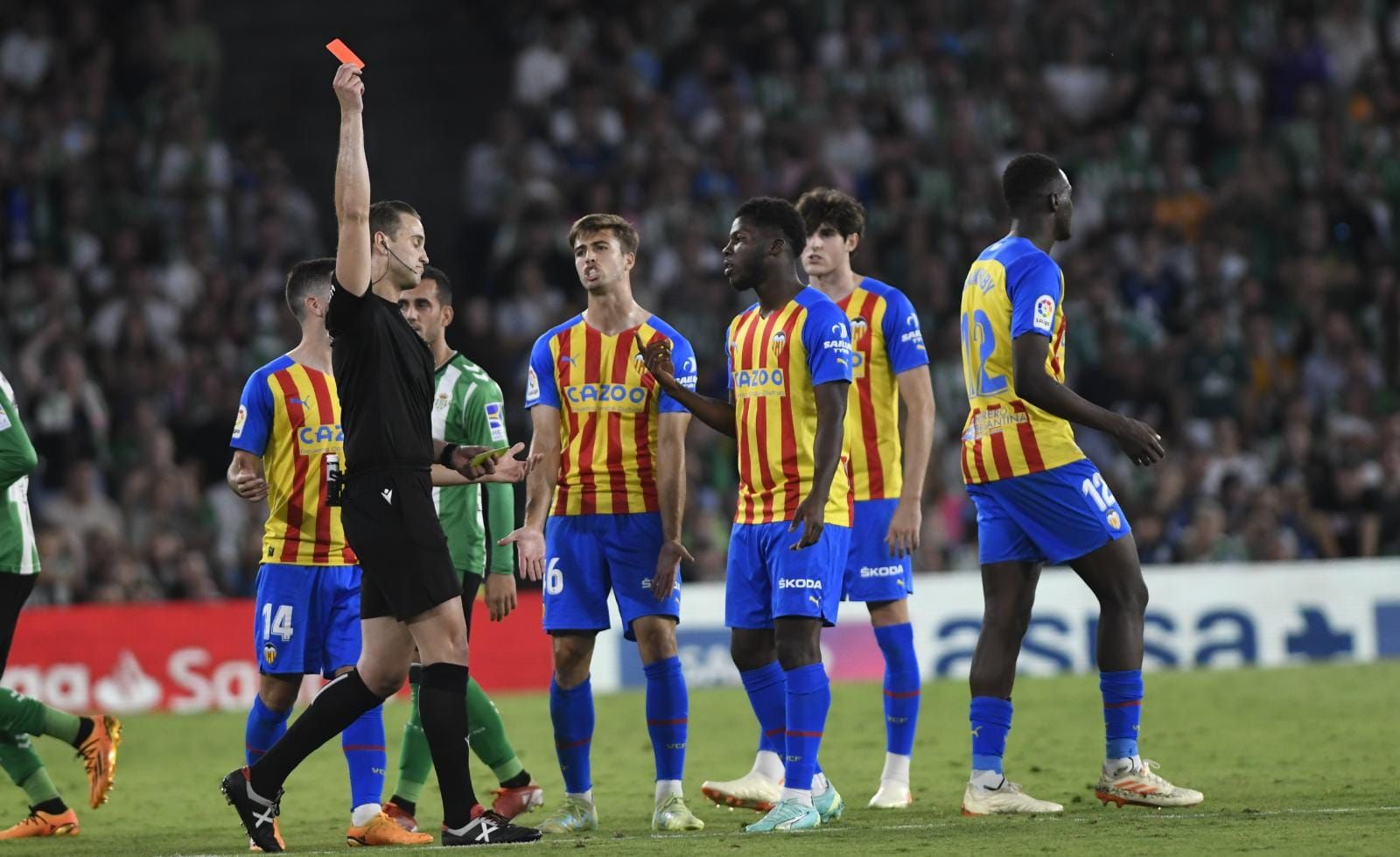  Tarjeta roja a Yunus Musah en el Betis-Valencia CF