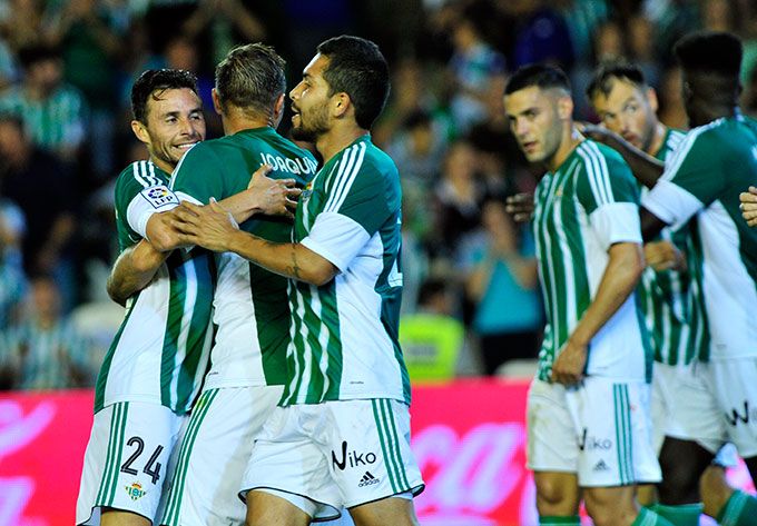 Rubén Castro y Joaquín celebran 'su' gol a la Real Sociedad.