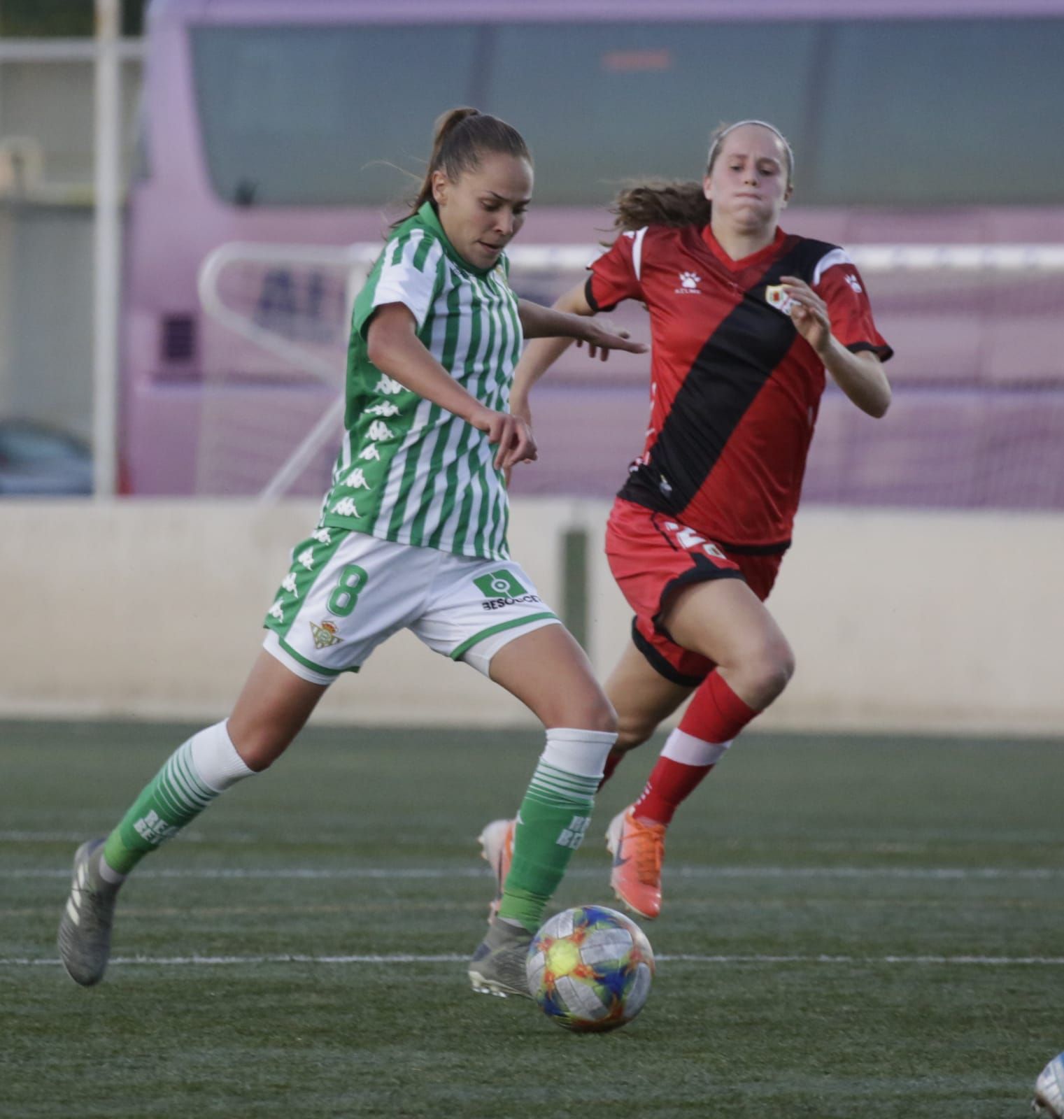  Irene Guerrero, capitana del Betis Féminas, conduce la pelota (foto: Kiko Hurtado).