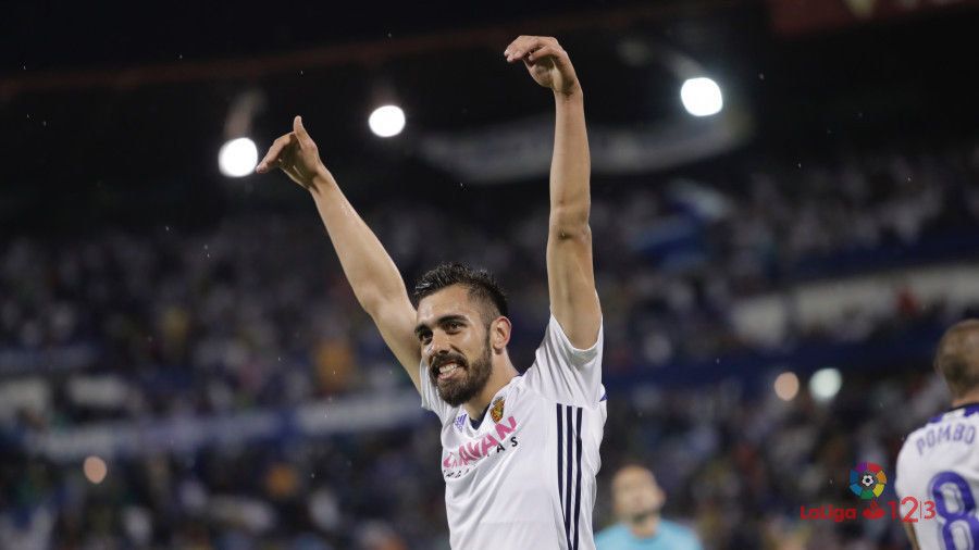 Borja Iglesias hace la celebración del Panda en un partido con el Zaragoza.