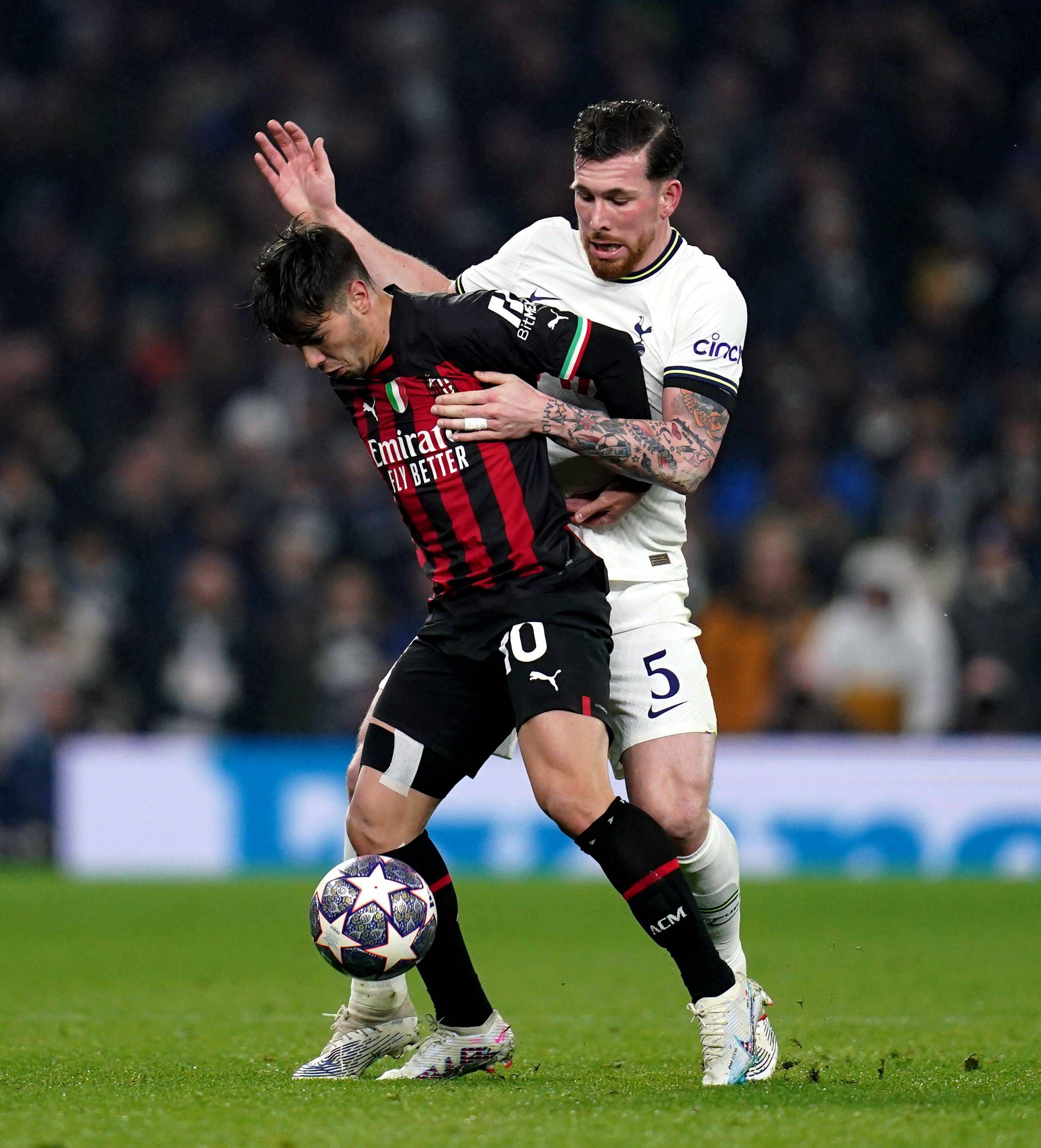 Brahim y Hojbjerg pelean por un balón (Foto: Cordon Press). 