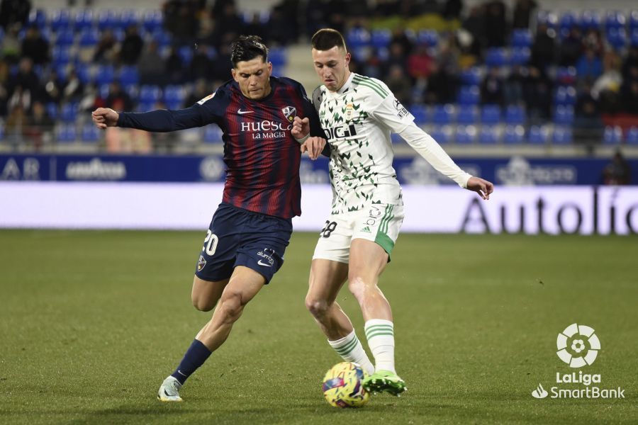 Bretones, durante el Huesca-Real Oviedo (Foto: LaLiga).