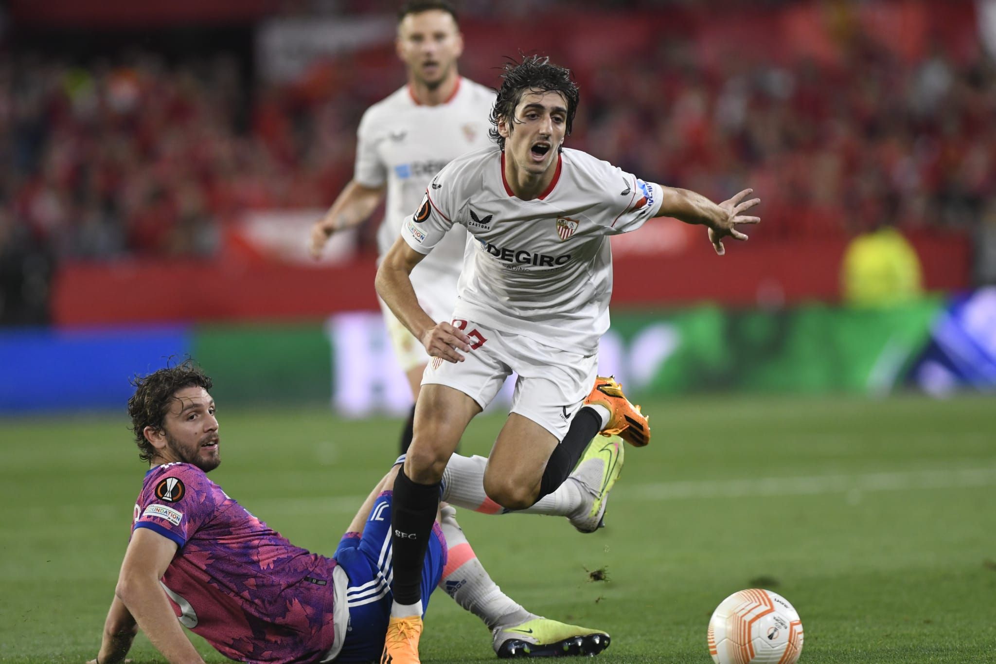 Bryan Gil ante la Juventus