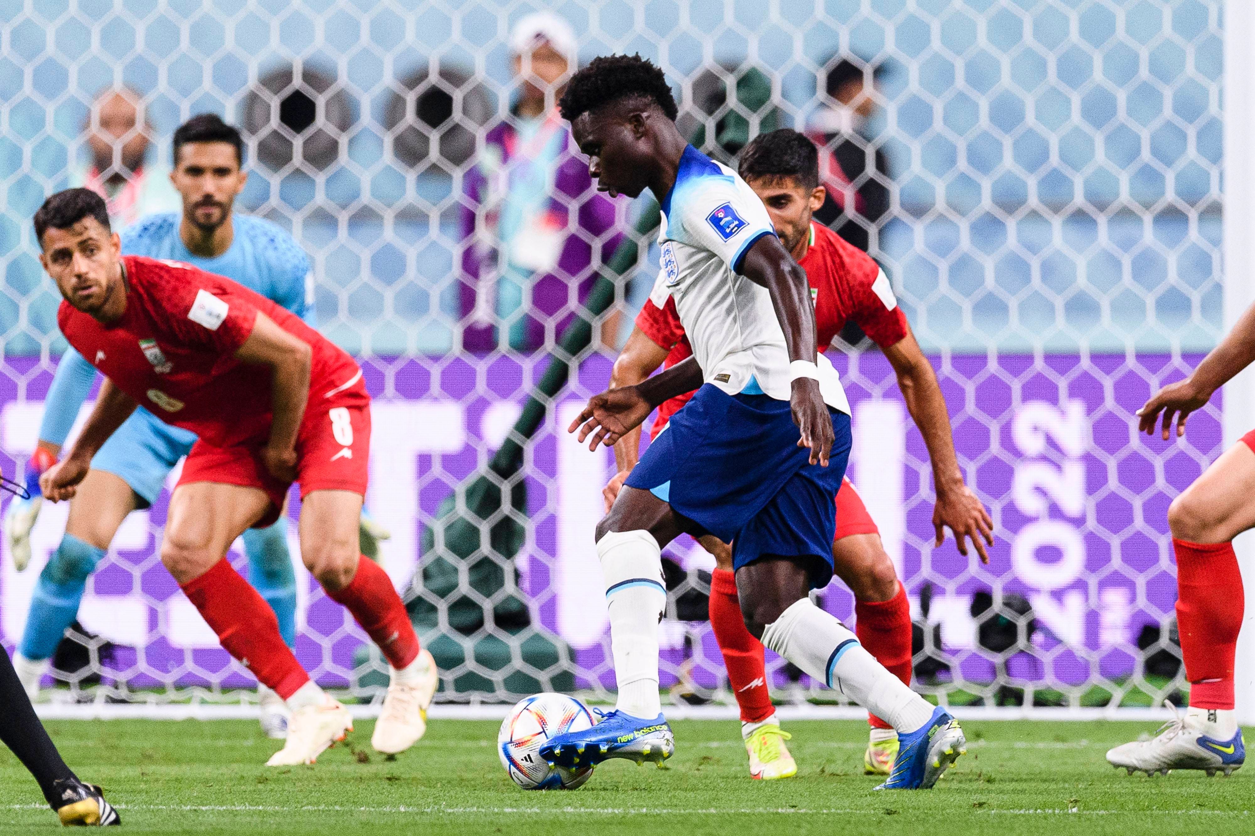  Bukayo Saka regatea a la defensa de Irán con Inglaterra.