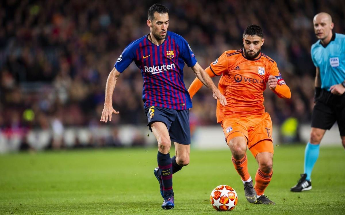  Busquets es perseguido por Nabil Fekir.