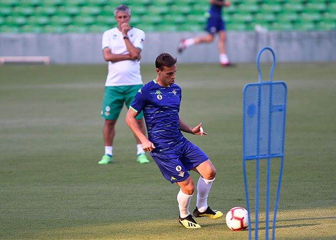 Sergio Canales, en un entrenamiento del Betis.