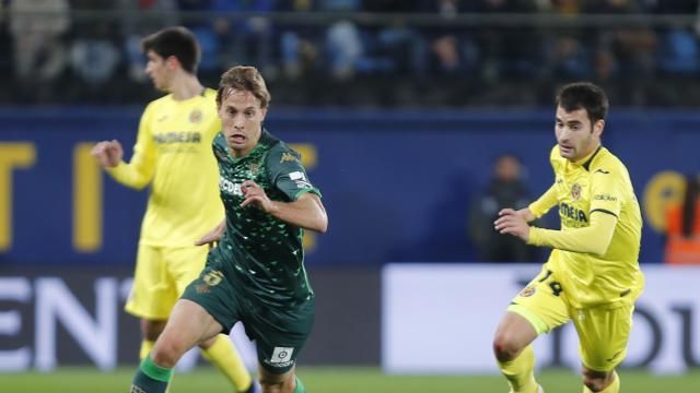  Sergio Canales ante Trigueros.