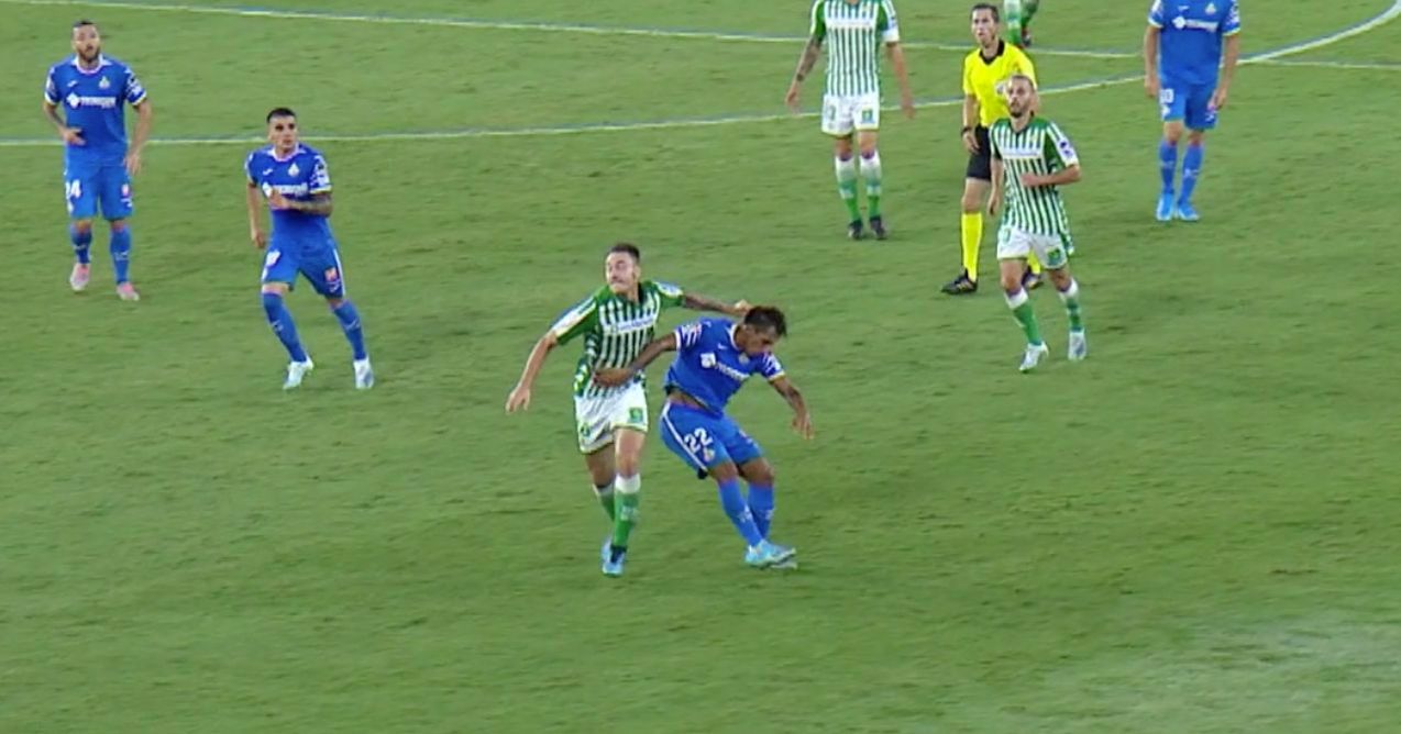 Momento del golpe de Loren sobre Damián Suárez.