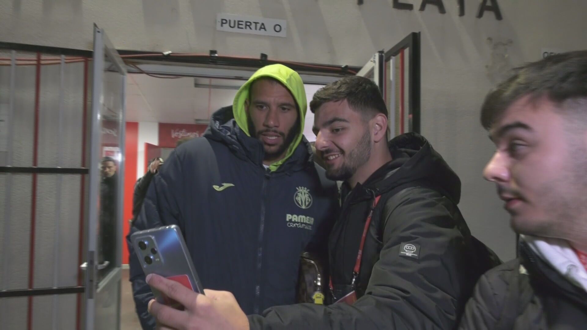 Capoue, fotografiándose con los aficionados