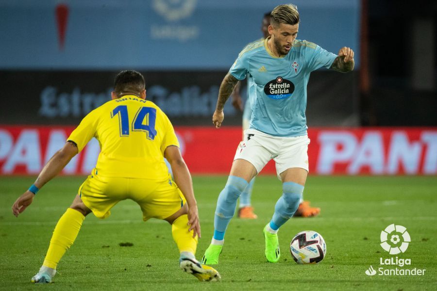 Carles Pérez ante Brian Ocampo en el Celta-Cádiz (Foto: LaLiga)