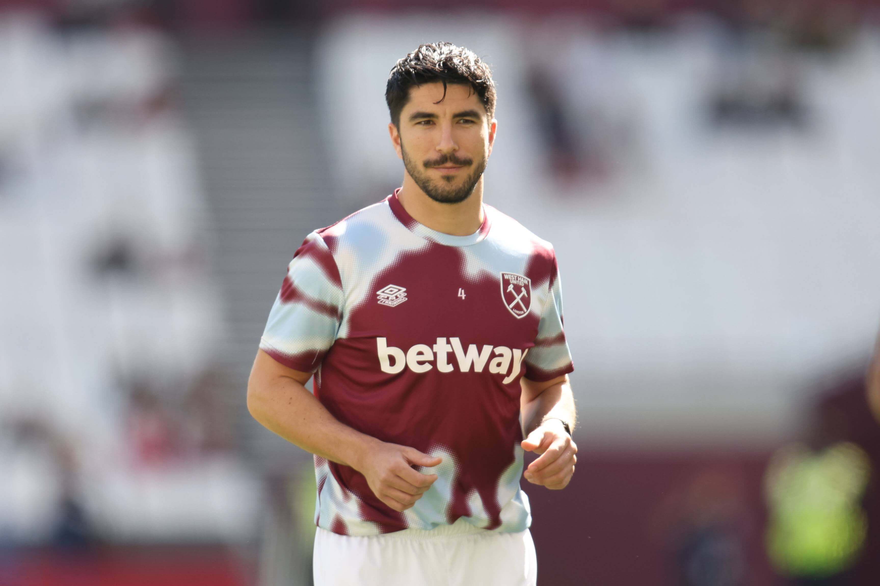  Carlos Soler calienta antes de un partido del West Ham.