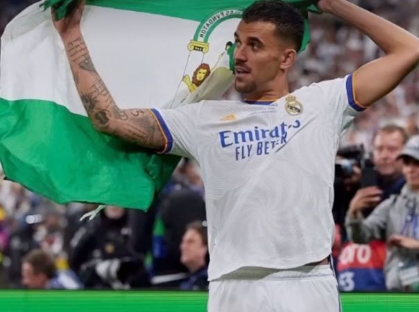 Ceballos posa con la bandera de Andalucía.